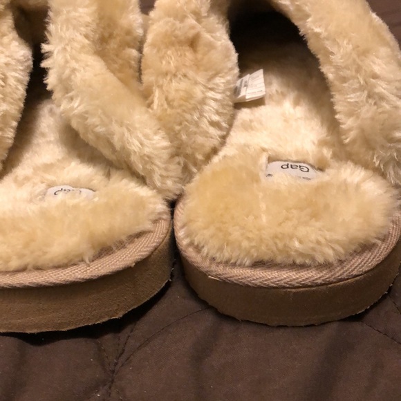 GAP SLIPPERS - METALLIC - FUR SLIDES - women’s size 9/10 - #213 - Picture 5 of 14